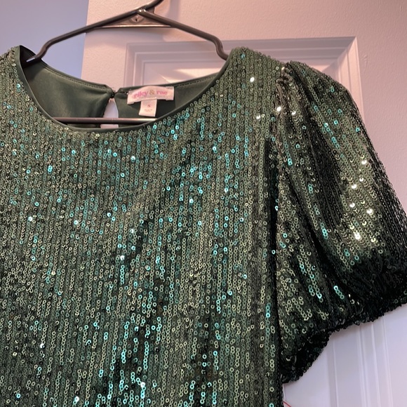 Riley & Rae sequins blouse 💚💚 - Picture 4 of 5